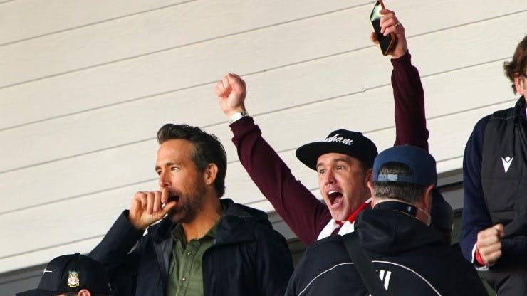 Ryan Reynolds presenciando a Wrexham AFC en su cancha. (Foto: Getty Images)