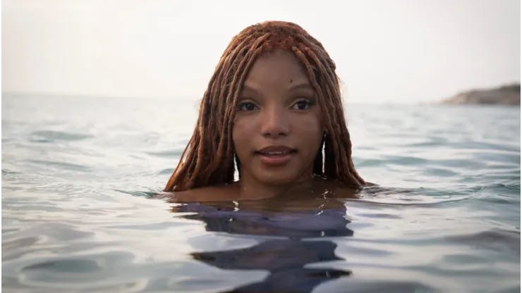 Halle Bailey como Ariel en La Sirenita.
