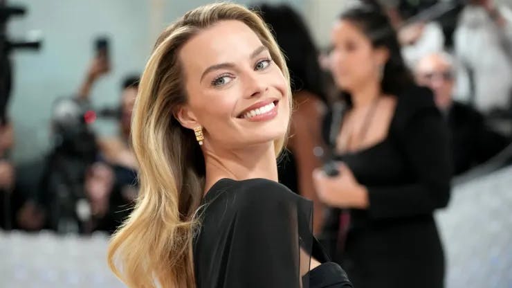 Margot Robbie en la alfombra roja.
