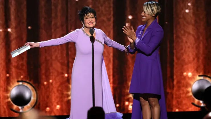  Chita Rivera y Ariana DeBose en la gala de los Tony Awards (2022).
