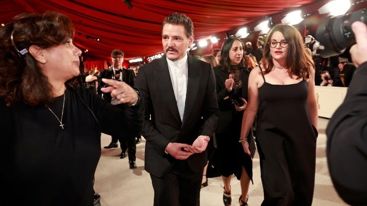 El actor chileno vivió un momento incómodo durante su paso por la alfombra champagne