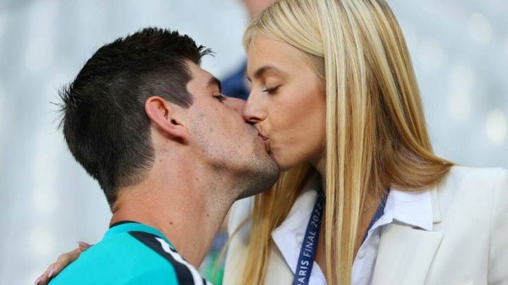 El beso de Courtois con su novia Mishel.