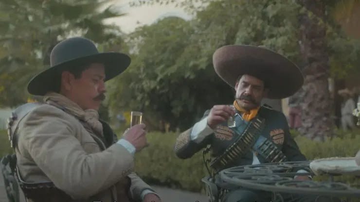 Pancho Villa y Emiliano Zapata, en una escena de esta serie que acaba de estrenarse.
